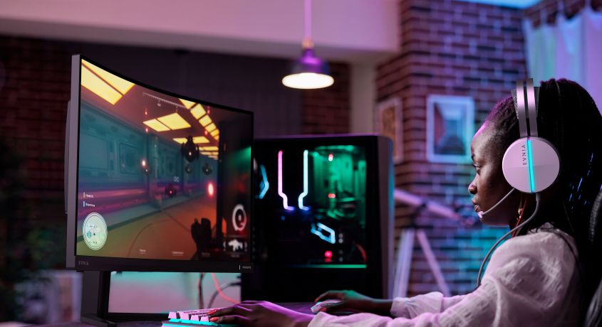 Philips Monitors lansează Evnia 32M2C5500W